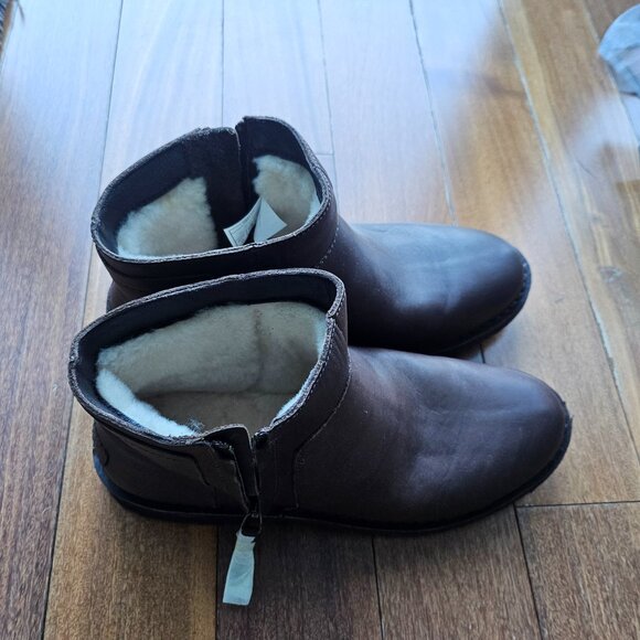 UGG lether woman boots, model # 1019191 - Picture 2 of 4